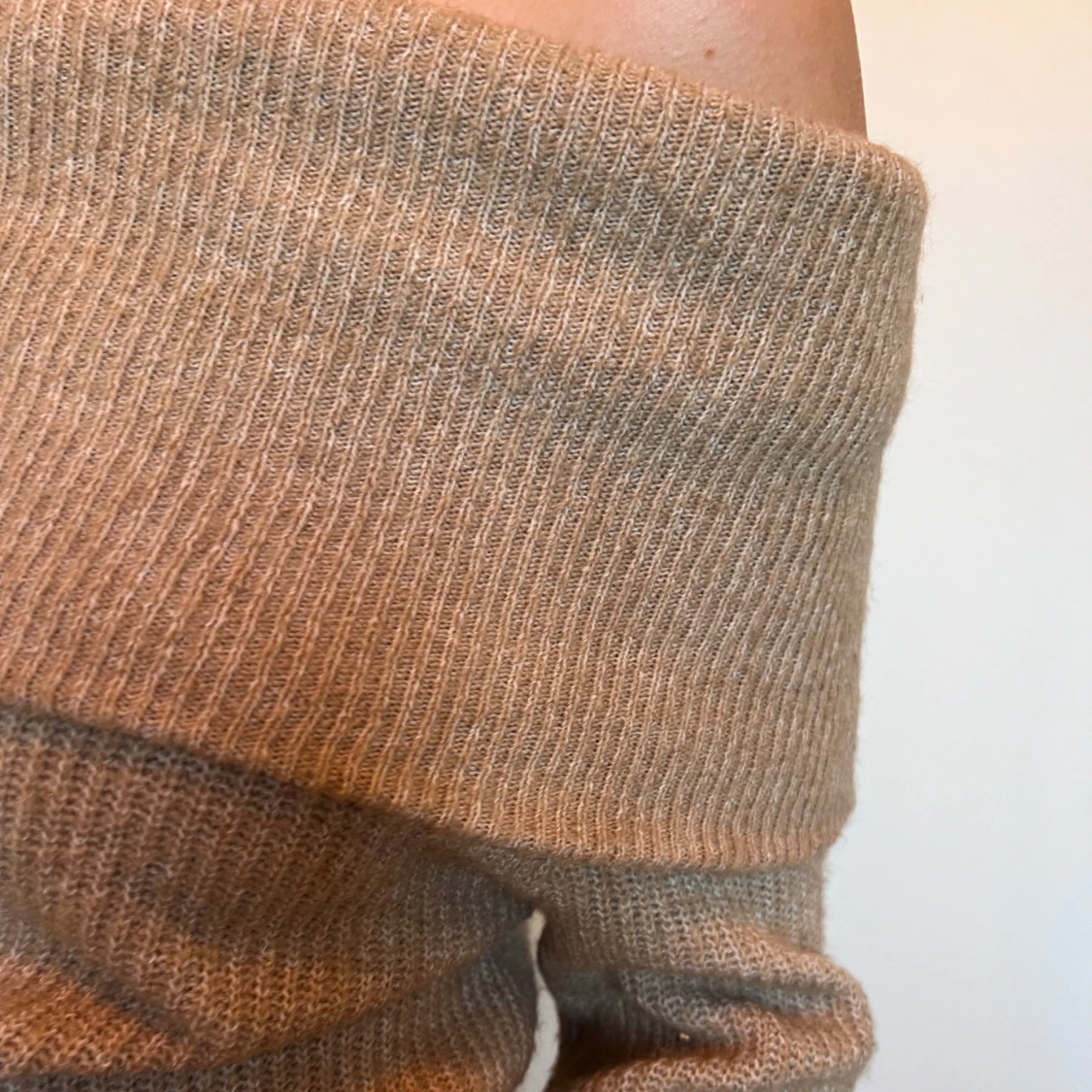 Jättefin Beige offshoulder stickad tröja - 2
