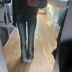 Low waist jeans - Sååå coola jeans med väldigt låg midja endast använda en gång🥰 passar mig som är 170