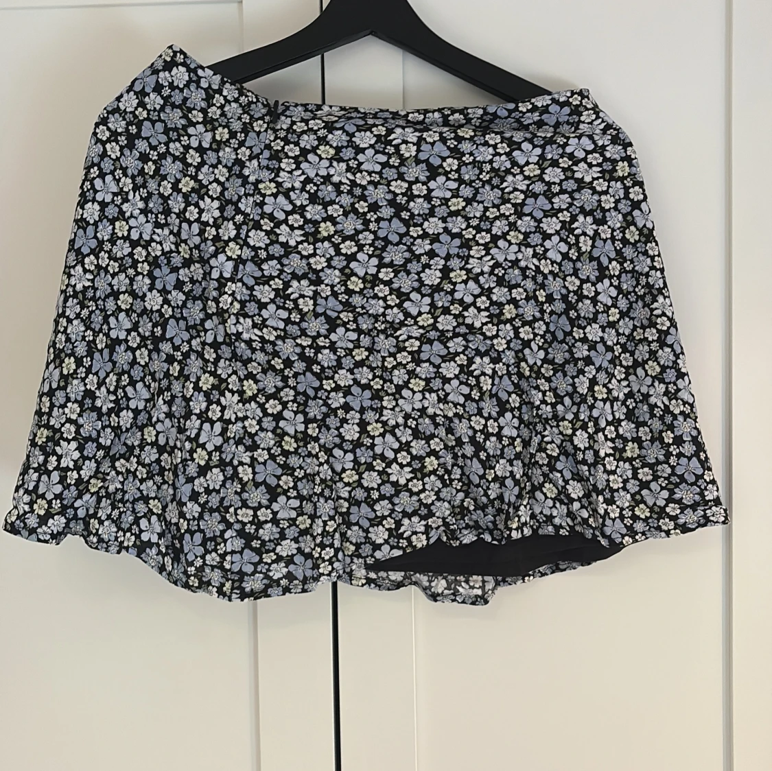 Blommig kortkjol från H&M Divided - 1