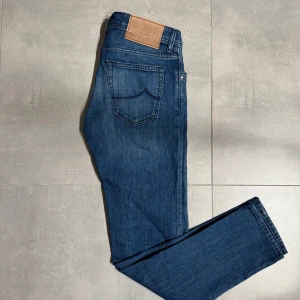 Jacob Cohen jeans  - Tjena säljer dessa sjukt feta Jacob Cohen jeans i modellen Nick! Storleken på jeansen är 31! Jeansen är i nyskick och har kvar den unika doften som de är kända för! Original tags följer också med! Hör av er vid fler frågor eller funderingar!