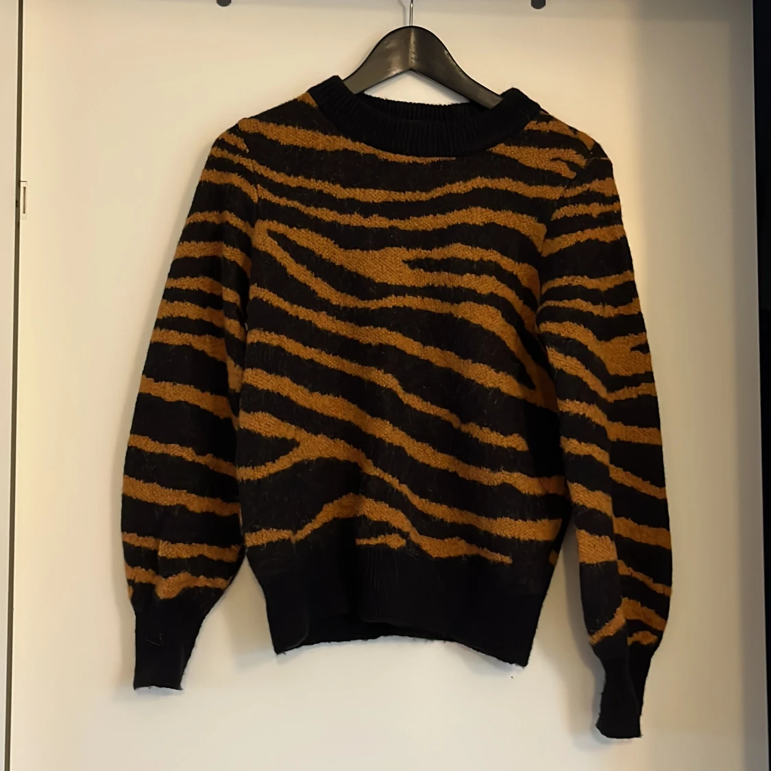 Svart och brun zebramönstrad stickad tröja från Three Sixty Five