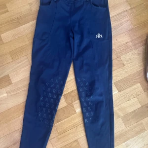 ridbyxor  - Snygga mörkblå ridbyxor från rittfors. Byxorna har fickor fram och bak samt är tillverkade i stretchigt material för extra komfort. Knäskodda