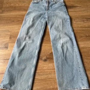 Ljusblå raka/vida jeans från Monki - Säljer ett par dam ljusblå jeans från Monki med rak passform med vida vid bena och klassisk femficksdesign. Jeansen har hög midja och är tillverkade i denim.