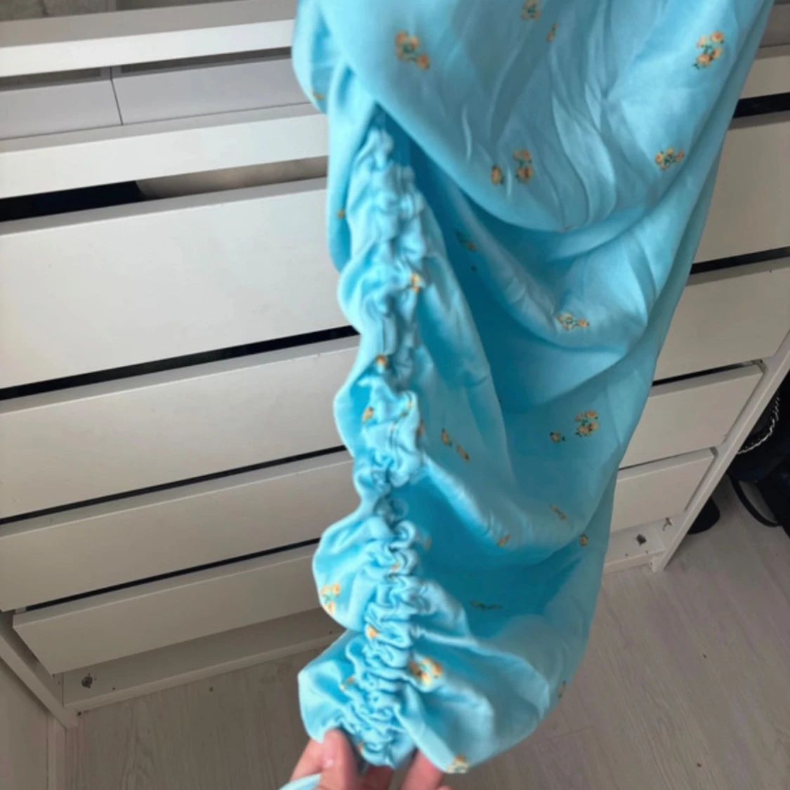 Adoore klänning i ljusblått med gula blommor, i storlek 40 - 4