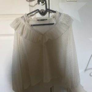Jätte fin vit Zara top!  - Jättefin vit zara blus med ett vit prick mönster broderat över hela blusen!  Perfekt nu till sommaren för en liten mer ”luftigare” och skön. Jättefin att använda ett vit linne under ifall man vill de. Använd ett fåtal gånger, men använd inte längre därav säljer jag den! Den är hel och ren! 💗💗