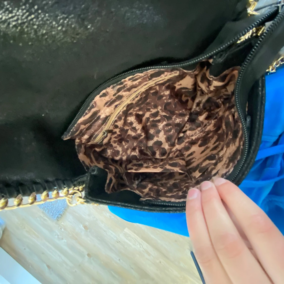 Svart axelväska med guldkedja - 3