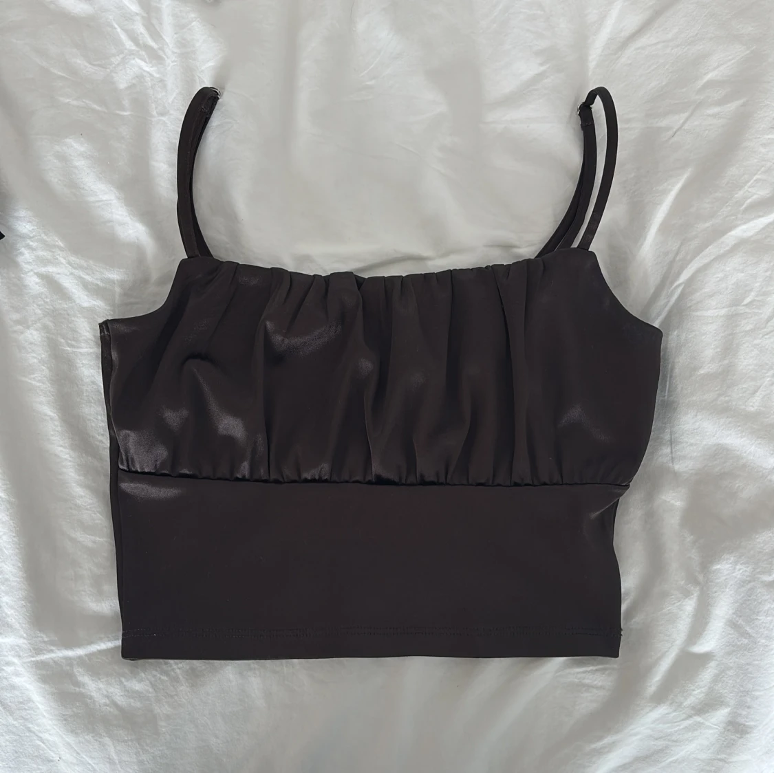 Svart croppad silkes topp med rynkade detaljer