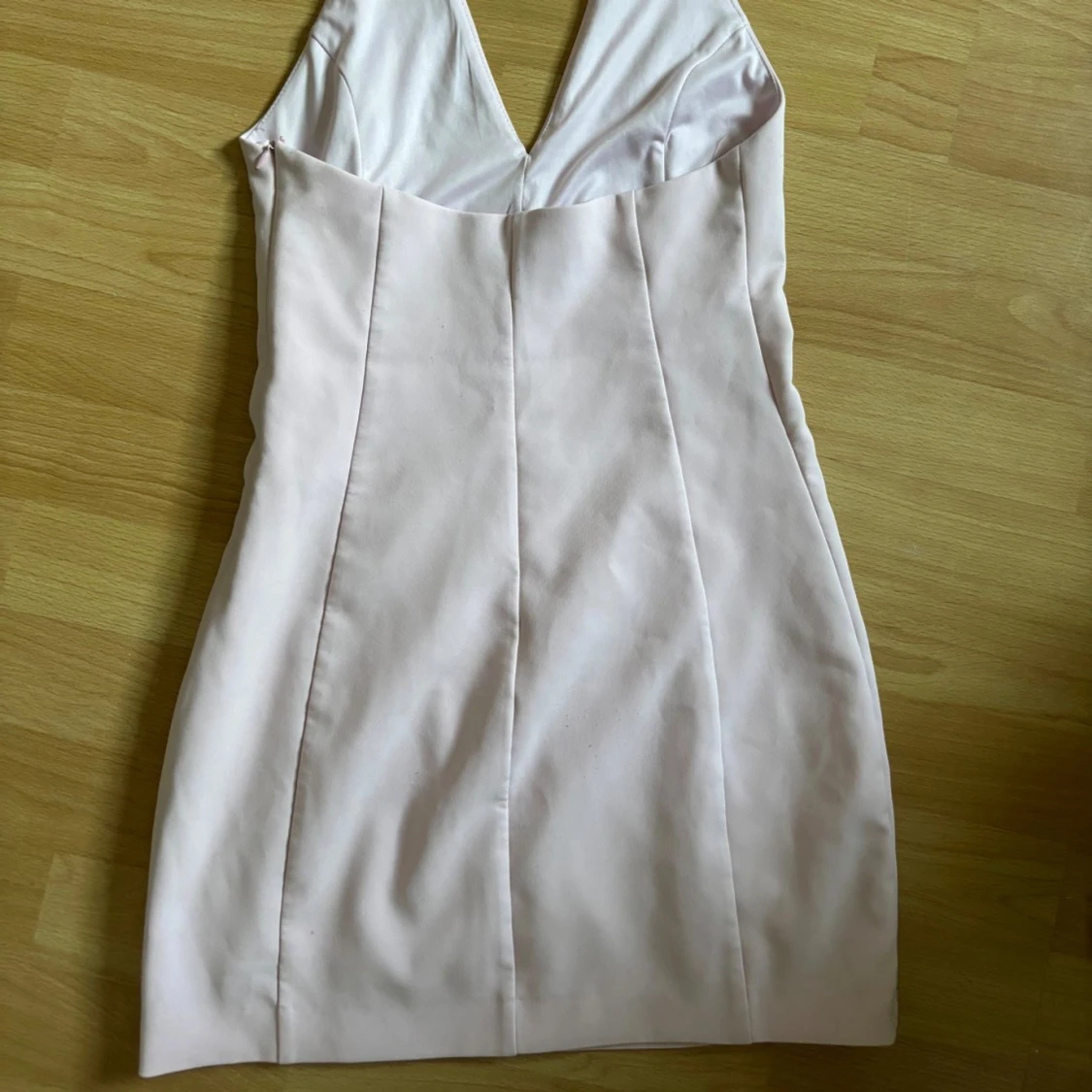 Ljusrosa kort klänning med halterneck🩷 - 93