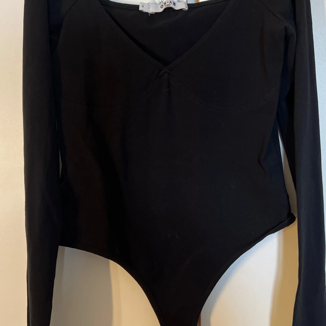 Svart långärmad body från NA-KD
