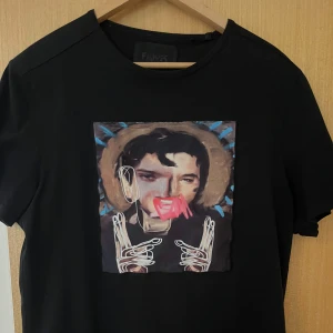 Limitato tshirt - Säljer denna feta limitato T-shirten, inköpt för ca ett år sen och knappt använd. Är storlek L men sitter som en M. Skriv vid frågor