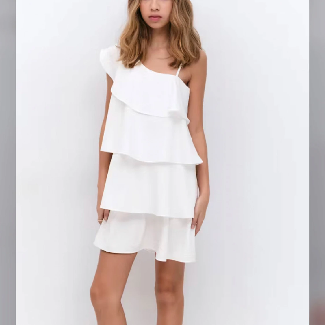 Vit volangklänning med oneshoulder