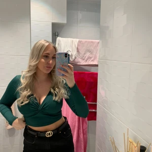 Croptop - Snygg grön croptop som tyvärr inte längre kommer till användning. Storlek S, i väldigt fint skick fortfarande. 