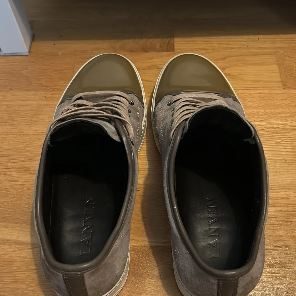 Grå sneakers med olivgröna detaljer från Lanvin - 2