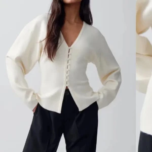  kofta från Gina Tricot - Säljer en krämvit kofta från Gina Tricot! Koftan har lång ärm och är tillverkad i ett mjukt material. Den är helt perfekt som ett tillskott i din gardenrob!❤️