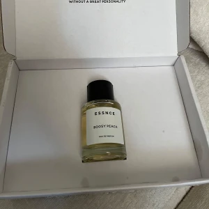 Boosy Peach parfym från Essnce - En stilren parfymflaska med doften Boosy Peach från Essnce. Inspirerad av bitter peach av Tom Ford endast testad så som ny. Kolla gärna in mina andra annonser så kan vi lösa nått bra paketpris🫶🏽🫶🏽