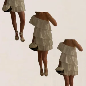 Vit volangklänning - INTRESSEKOLL, söt vit kortklänning med flera volanglager och oneshoulder-design. Perfekt för sommarens alla tillfällen! Klänningen har en luftig passform och är tillverkad i ett lätt material. Skriv privat för frågor eller egna bilder, klänningen är helt ny.