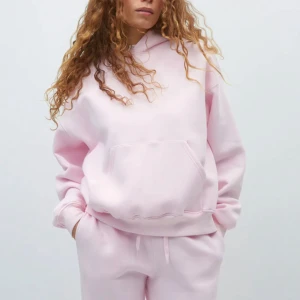 Ljusrosa hoodie - Säljer en ljusrosa hoodie med luva och magficka. Fint skick! 💕🥰🌸