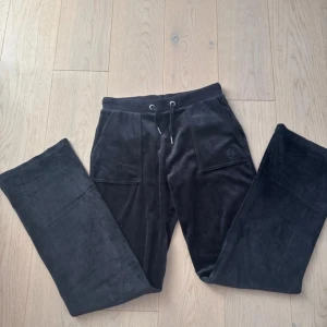 Svarta mjukisbyxor med snörning - Säljer dessa mjukisbyxor i mörkblå från juicy couture. De är köpta på Kids Brandstore och är i strl 12/13 men skulle säga att det passar större😊 Superbra skick💞
