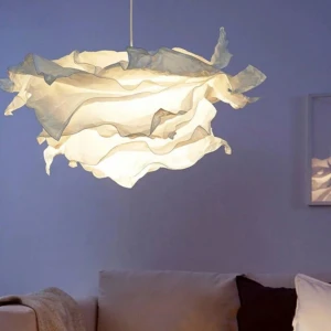 Vit taklampa i tyg - Säljer en unik och modern vit taklampa med ett konstnärligt, vågigt tyg som ger ett mjukt och behagligt ljus. Lampan hänger i taket och passar perfekt som statement piece i vardagsrummet eller sovrummet. Du kan själv välja hur den ska vara vikt. Ganska lätt. 