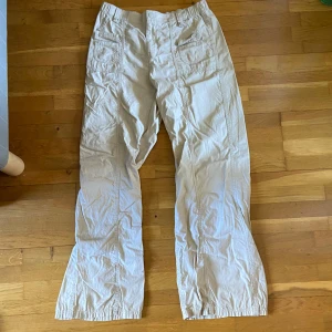 Beige cargo pants från H&M DIVIDED - Beige cargo pants i storlek 36, bra skick, man kan få bort vecken (det beror på att de legat i min garderob länge). Från h&m.