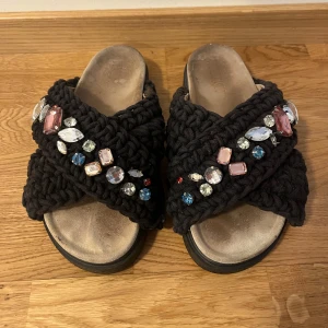Tofflor Inuikii - Säljer ett par svarta sandaler från inuikii. Några stenar har åkt av 