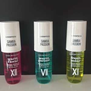 Samba Passion parfymmist från Lan Impress - Tre olika parfymmister från Lan Impress Samba Passion-serien: Warm Floral (orange flower & creamy almond) i rosa flaska, Warm Gourmand (coconut cream & tropical orchid) i turkos flaska och Fresh Solar (peach skin & coconut milk) i gul flaska. Alla med vita lock. Pris för alla tre (90ml styck), 150kr 