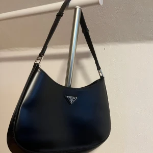 Svart axelväska  - Säljer nu denna fina väskan då den inte har kommit till användning. 