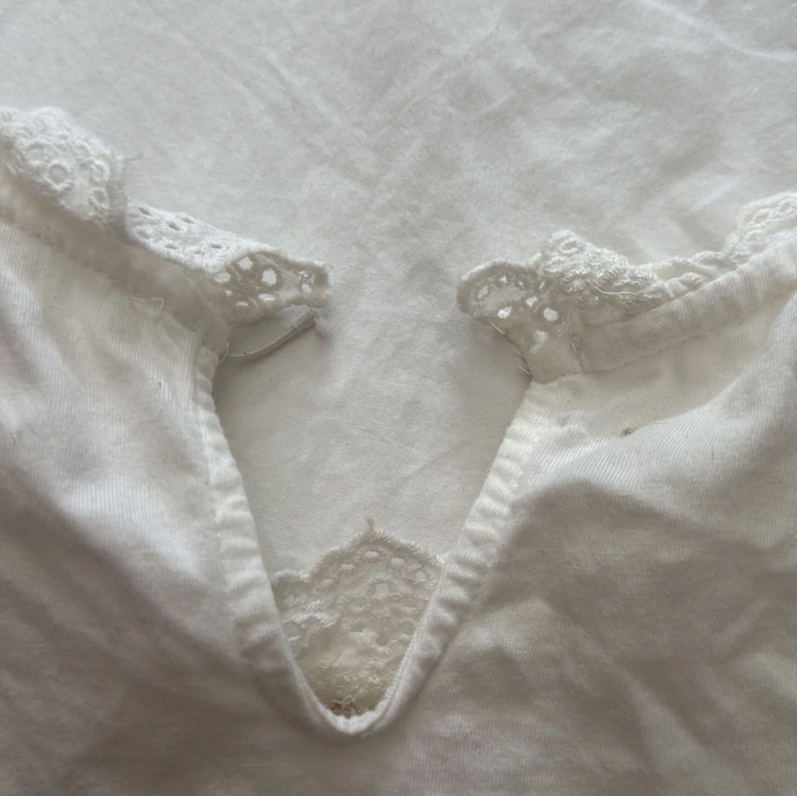 Vit blus med spets och volang från MNG - 3