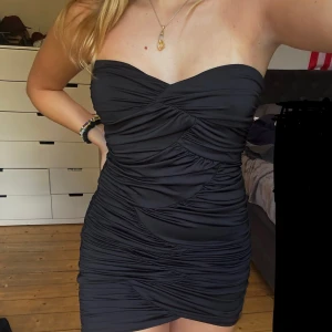 Svart klänning - Svart klänning från HM strl M, fint skick! Stretchigt tyg så passar nog L också! 