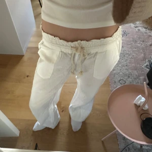 Vita linnebyxor Roxy - Säljer ett par vita linnebyxor från märket Roxy❤️❤️❤️ helt nya i storlek S