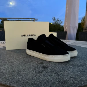 Svarta sneakers från Axel Arigato - Inte använt så mycket då jag växte ur de snabbt, fint skick och man får med boxen. 
