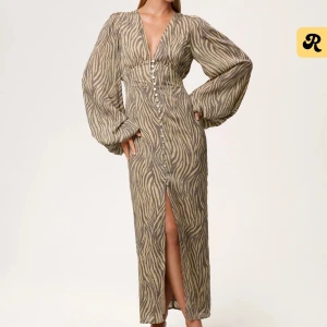 Adoore klänning  - Säljer denna superfina klänning från adoore i storlek 40 men sitter som 38:) 