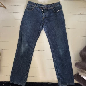 Blå jeans från Richard J. Brown💙 - 💙Richard J. Brown jeans – modell Milano – storlek 39 Exklusiva jeans i klassisk rak modell från italienska märket Richard J. Brown. Mörk denim med snygg tvätt och orange sömmar. Tillverkade i 100% bomull med hög kvalitet och snygg passform. Är herrmodell men passar både tjejer och killar👏🏼👏🏼 Passar dig som vanligtvis har W38–40 beroende på önskad passform.   Nypris: ca 3500 kr Fint skick!  