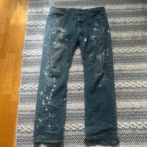 Vintage Levis paintsplatter jeans 501 - Förutom allt färg stänk så är dom e rätt bra skick. Size 38/36 dom e lite uppklippta för att ge mer en bootcut känsla. Påminner lite om helmut langs gamla painsplatter jeans. Finns att hämta i stockholm!