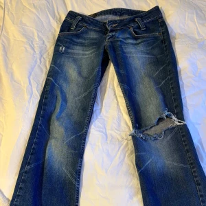 Bootcut jeans - Lowwaist jeans från lee. Passar mig som har strl 38 och är 175 cm lång. Bra skick