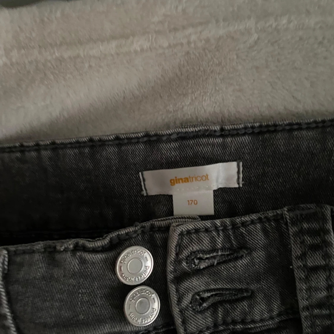 Grå jeansbyxor från Gina Tricot - 2