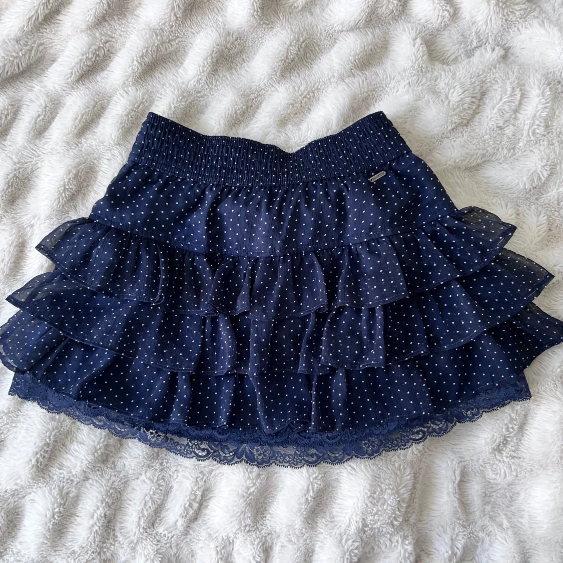 Mörkblå prickig volangkjol från Hollister - 2