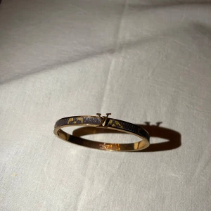 Louis Vuitton armband - En äldre modell från LV. Loggan är lite böjd. Köpt i Paris 2019 för ca 4500, säljer för 3500. Men priset kan diskuteras. Äkta såklart