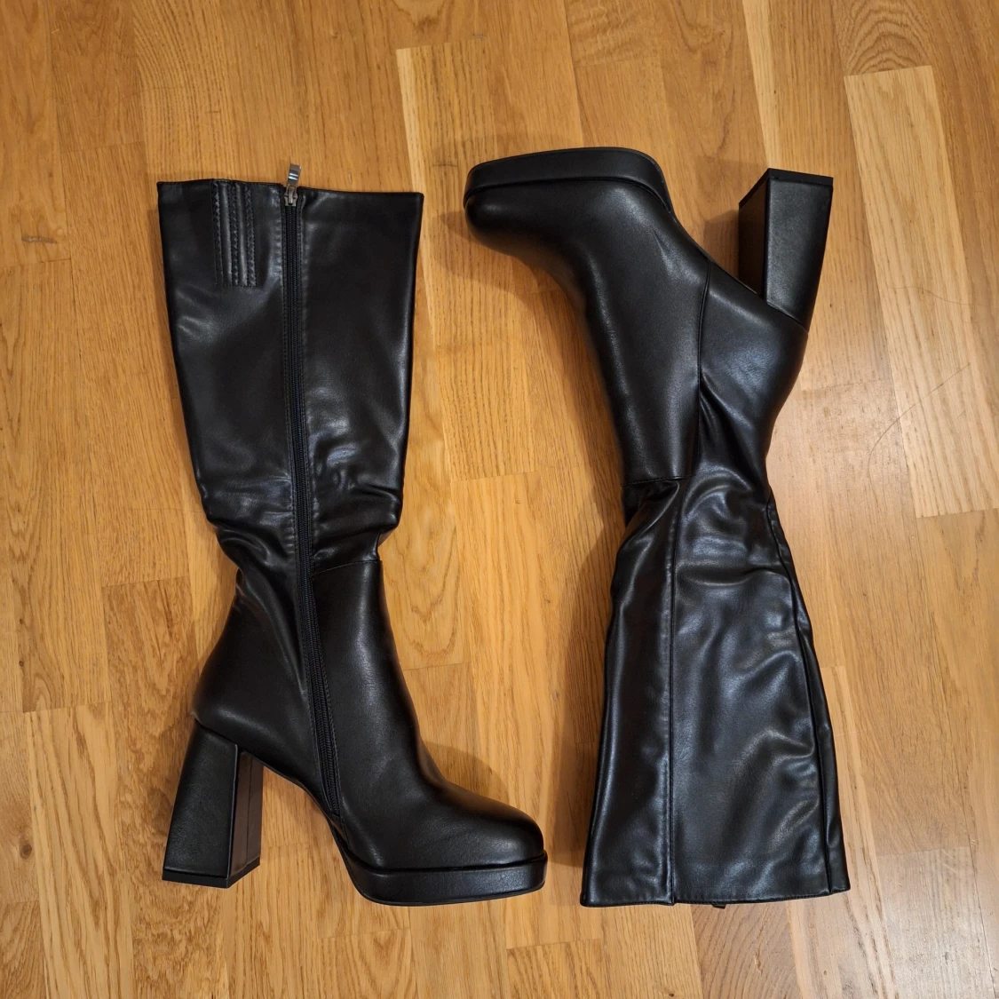 Svarta höga boots med klack