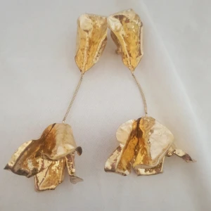 Zara örhängen  - Unika och stora örhängen från Zara med abstrakt blomform. Hängande design med skulpturala detaljer och glänsande yta.