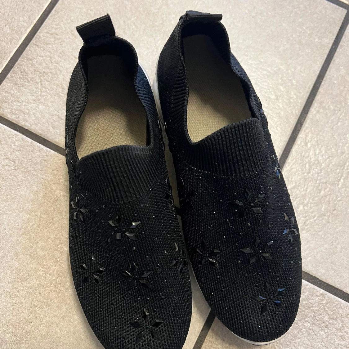 Svarta slip-on sneakers med blommiga detaljer - 1