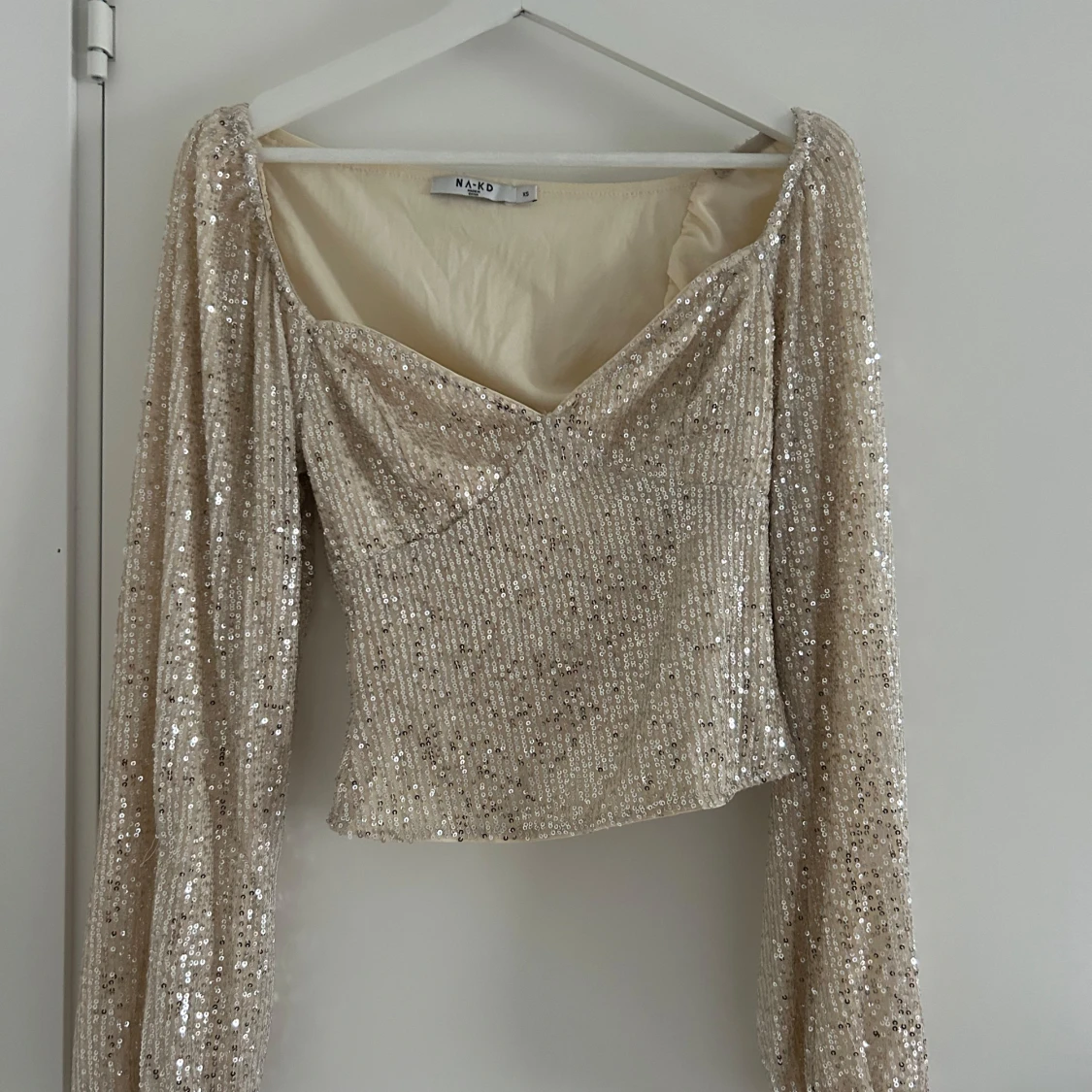 Glittrig topp från NA-KD