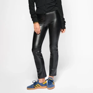 Skinnbyxor  - Byxor/leggings I skinnimitation från Sanna Alexandra i perfekt skick, skulle säga att de är I nyskick. Jätte bekväma verkligen och strechiga!