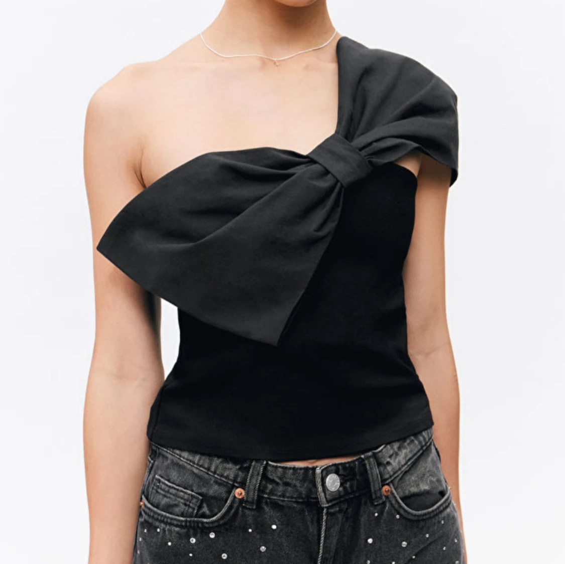 Svart oneshoulder topp med stor rosett