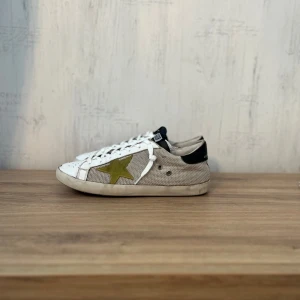 Golden Goose skor - Golden Goose superstars med snygg sjärndetalj i bra välvårdat skick! Perfekta nu inför våren och sommaren för att uppnå en stilren look🫡😎Våga kontakta oss vid frågor!