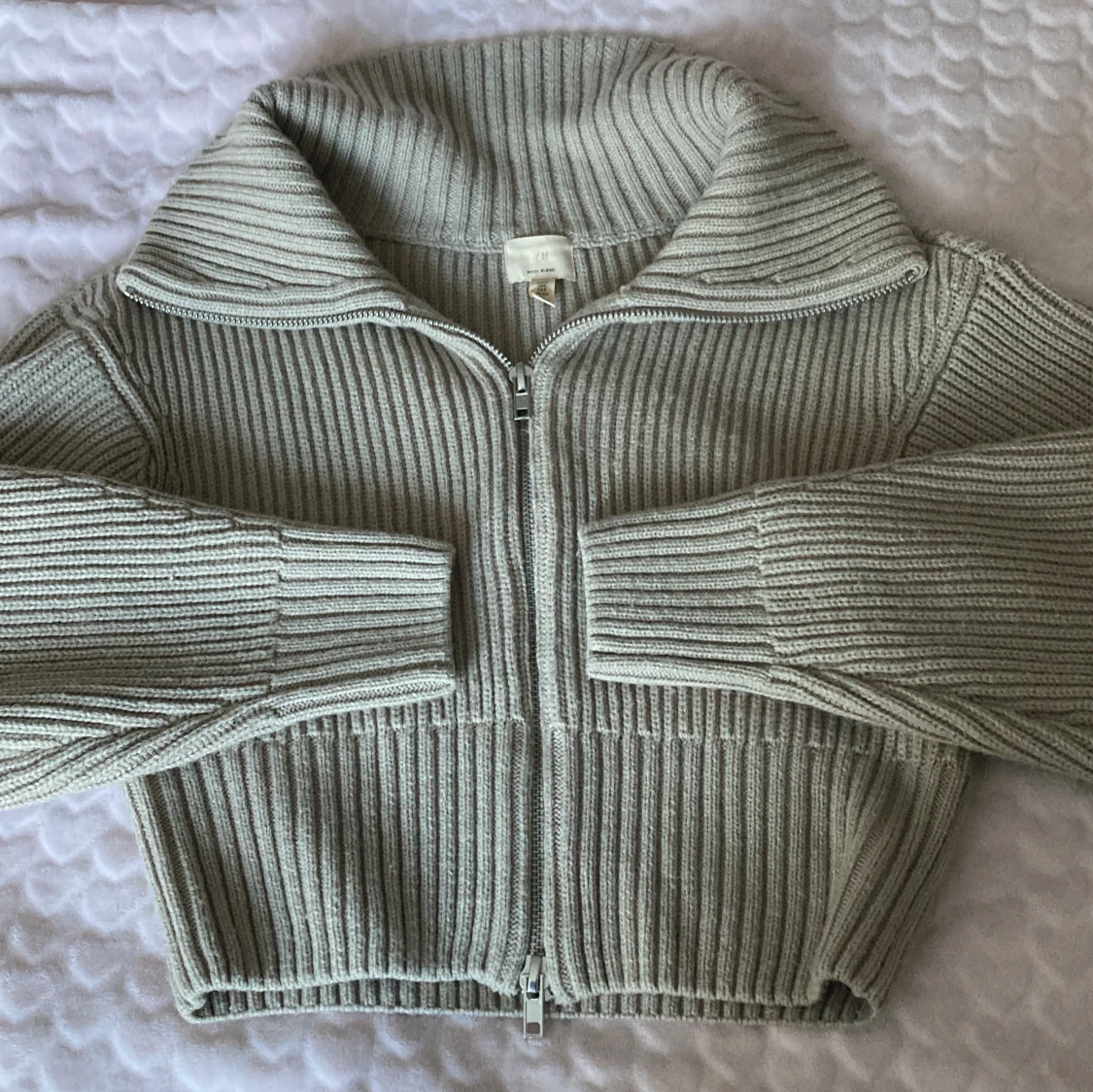 Ljusbeige ribbad kofta