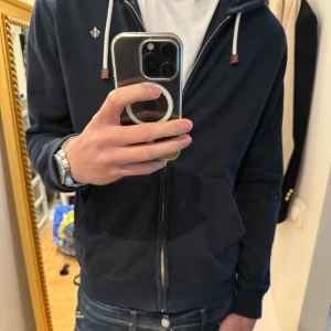 Morris Hoodie - Mörkblå zip hoodie från Morris i storlek M, Hör av er för mer bilder eller andra funderigar. Nypris 1200