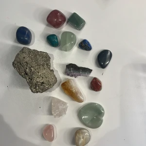 Olika kristaller💕 - Olika kristaller (äkta). Den största, pyriten är dyrast och ligger på 220. Hör av er vid intresse! Vi kommer  fram till ett pris för de andra 💕