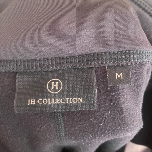 Svarta ridleggings från JH Collection - Svarta ridleggings från JH Collection med hög midja och silikongrepp längs insidan av benen. Stretchigt material som ger bra rörelsefrihet och bekväm passform. Perfekta för ridning.