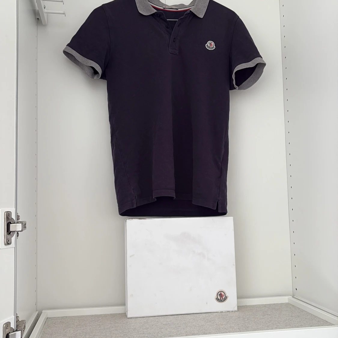 Mörkblå Moncler pikétröja med grå krage - 2